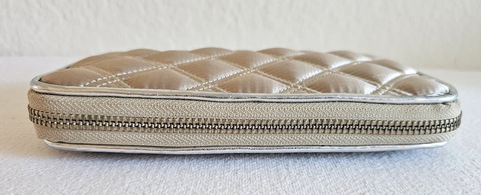 JACOBS от Marc Jacobs молнии вокруг выстеганный атласный бежевый/серебро бумажник / кошелек с ремешком - Изображение 4 из 4