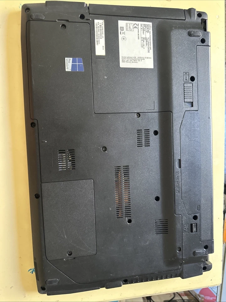 Fujitsu LifeBook A544 i5 8GB RAM SSD 240GB Windows 11 Pro 15.6" Notebook Usato - Immagine 2 di 4