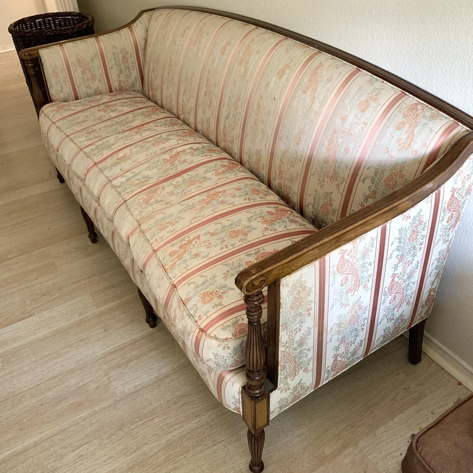 Sofá estilo vitoriano vintage W&J Sloane mogno MCM/com almofada cinza pato para baixo - Imagem 2 de 4