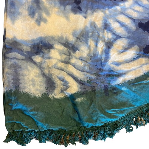 #6269 Gypsy Blue and White vintage 64 in diameter round tablecloth - Picture 2 of 9