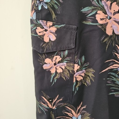 Men's VOLCOM Cargo/Quick Dry Shorts, Size 32 Floral Pattern, Pocket - Picture 3 of 6