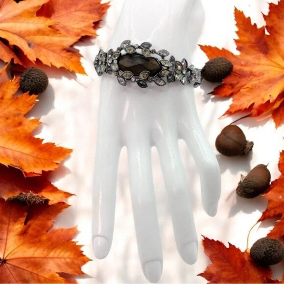 Pulsera de hematita y madera oscura Givenchy. Venta al por menor $150 Foto 2 de 4