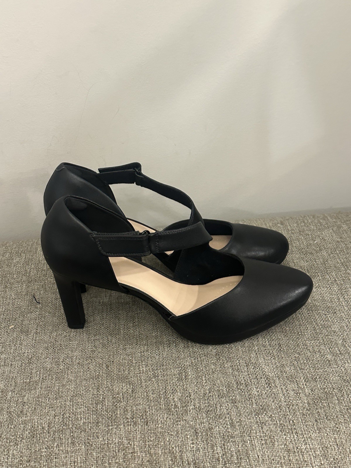 Clarks Women's Ambyr Glow Black Leather Mary Jane Pumps Size 11