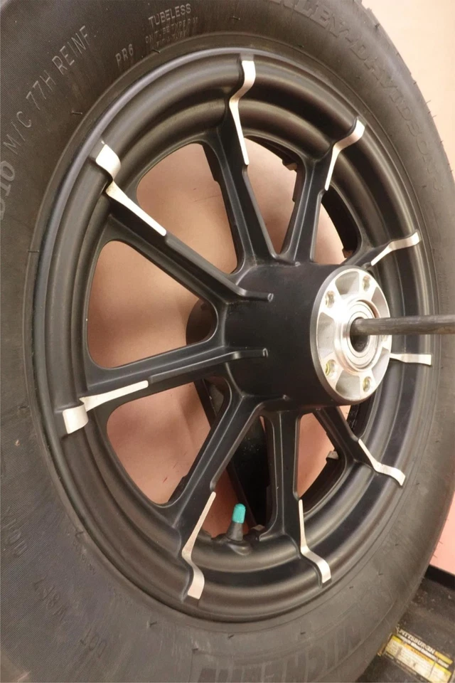 Llanta trasera Michelin 150/80 B16 09-21 Harley Davidson Iron 883 XL883N Foto 4 de 4