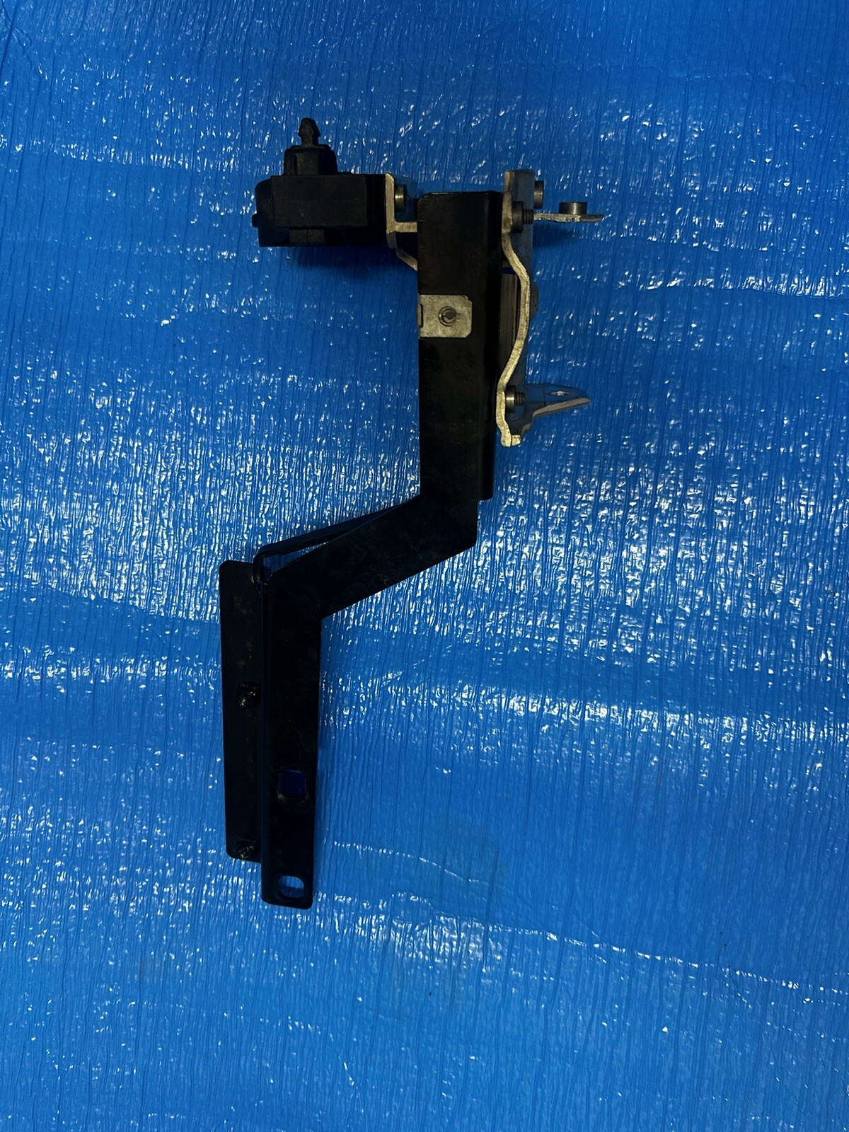 Rolls Royce Ghost Dawn Wraith Engine Oil Cooler  Bracket Right 17217598758 OEM