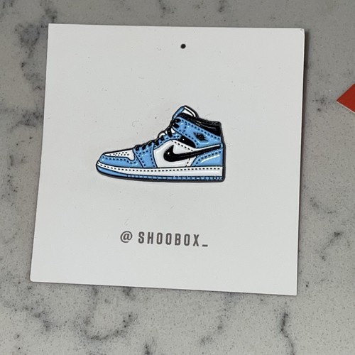 ShooBox Lot Jordan 1 Chicago pin Keychain And Cards All New - Picture 2 of 9