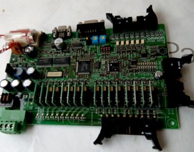 OMRON CPM2B + 32CDR. SPS bestehend aus CPU-Karte mit Erweiterung Eingänge und...