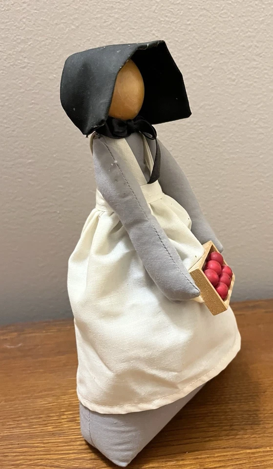 Muñeca Amish Acción de Gracias 9" Cabeza de Madera Sin Rostro con Caja de Manzanas; Fondo Pesado Foto 2 de 4