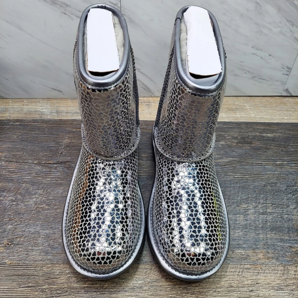 Botas de lantejoulas UGG Classic II Gel Hearts prata 1151613K tamanho 6 infantis femininas 7 novas na caixa - Imagem 3 de 4