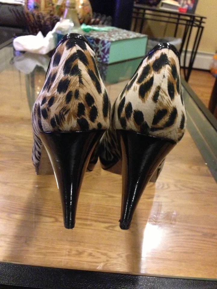 Tacones Aldo Cheetah talla 39 punta abierta forro charol negro Foto 4 de 4