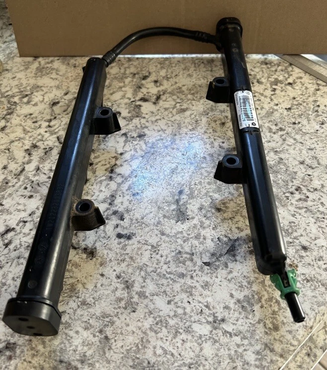 2011-2016 Dodge Grand Caravan 3.6L Fuel Rail OEM - Image 3 of 4