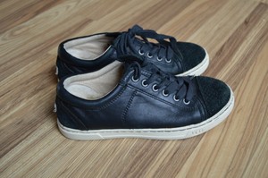 low top uggs black