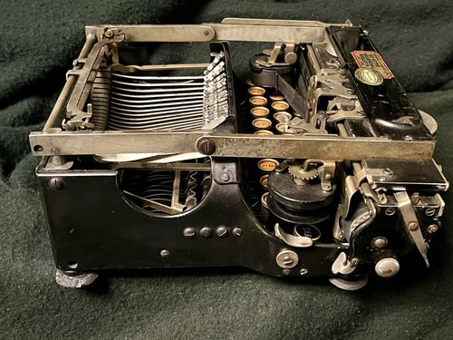 VINTAGE 1915 CORONA No. 3 PORTABLE TYPEWRITER w/CASE + ORIGINAL KEY! - Picture 7 of 21