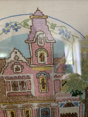Enmarcado en madera de colección punto de cruz de la casa victoriana "Victoria Inn" (15" x 12") - Imagen 4 de 10