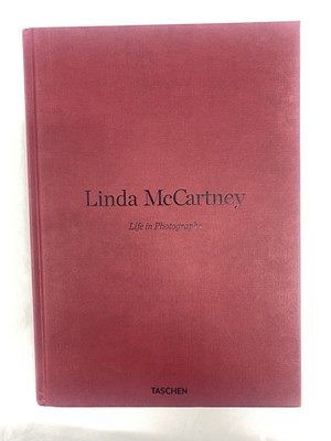 Linda Mccartney. Life in Photographs by Annie Leibovitz and Martin Harrison