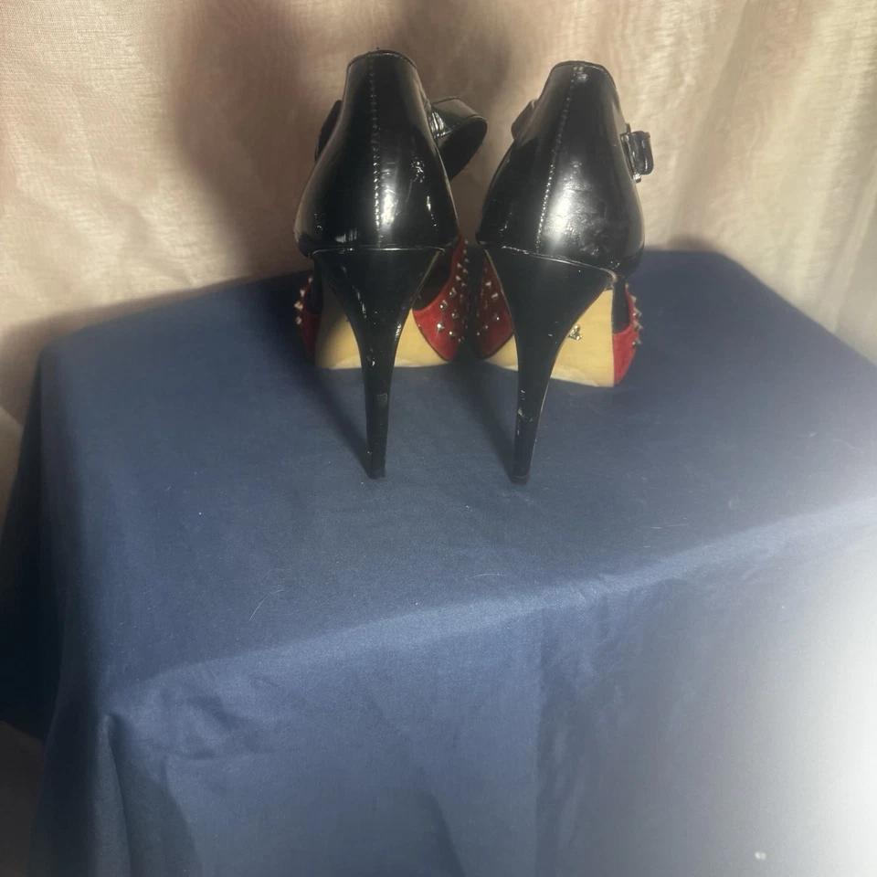 Zapatos de tacón alto Rock & Republic para mujer con tachuelas talla 8 rojo negro charol punta abierta Foto 3 de 4