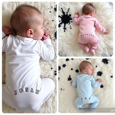 MILLY MOLLY MORLEY Funky PERSONALISIERTER VORNE/RÜCKEN Babygrow Schlafanzug tolles Neugeborenengeschenk Babydusche