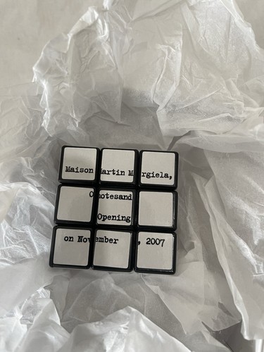 Cubo de Rubik de apertura Maison Martin Margiela Omotesando - Imagen 2 de 5