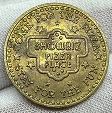 VINTAGE SHOWBIZ PIZZA PLACE TOKEN 23mm brass rare small size CHUCK E CHEESE CEC