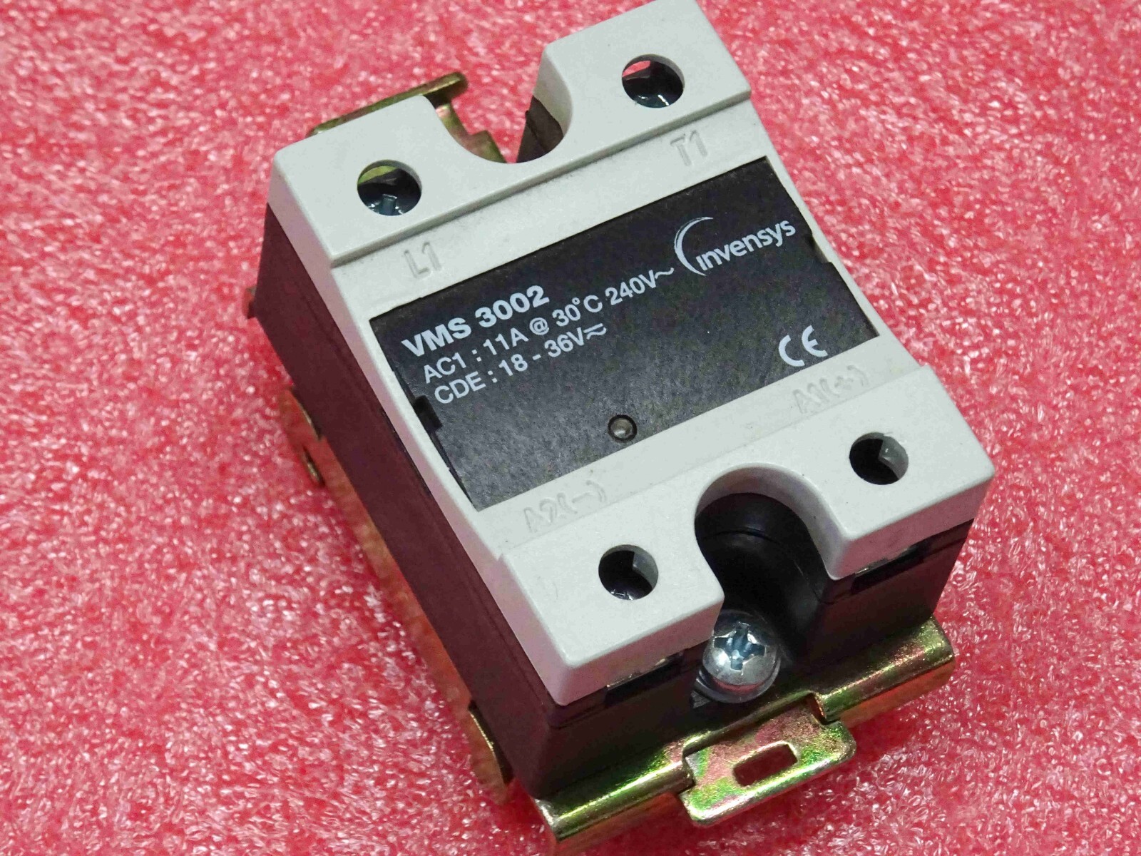 Relais statique monophasé VMS3002 SSR Invensys 11A commande basse tension basse consommation