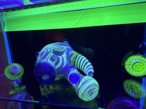 UV Reactive Horned Reversal Piece - Picture 4 of 6