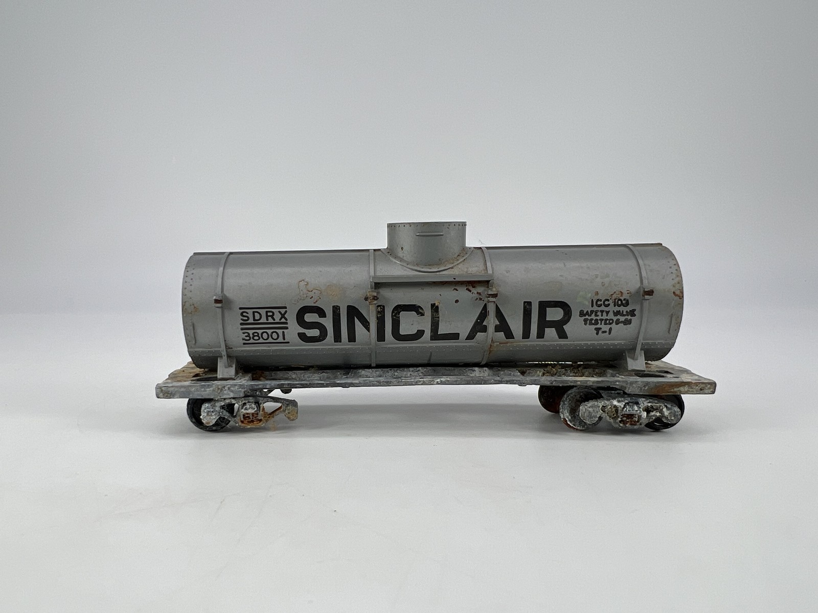 #38001 HO Sinclair SDRX Tank Car Single Dome Poor