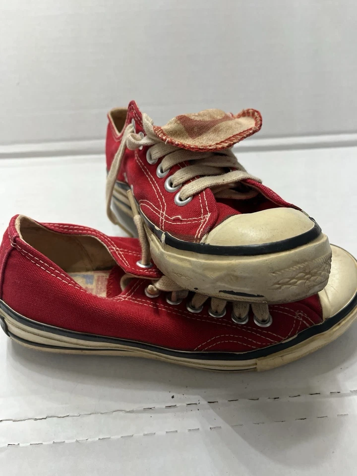 Par de zapatillas vintage de la NBA desde finales de los años 60 hasta principios de los 70. Foto 2 de 4