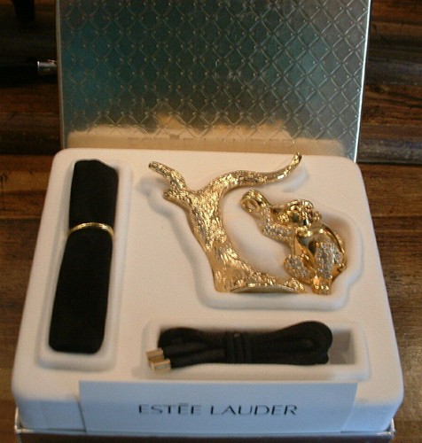 Estee Lauder Perfume Sólido Compacto 2003 "Collar Mono Encantador" Sin usar, en caja - Imagen 1 de 2