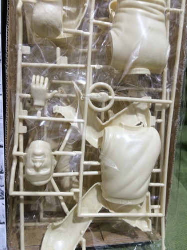 Polar Lights James Bond 007 Sean Connery Vtg 1999 1:8 Model Kit NEW Rebox Aurora - 第 3/3 張圖片