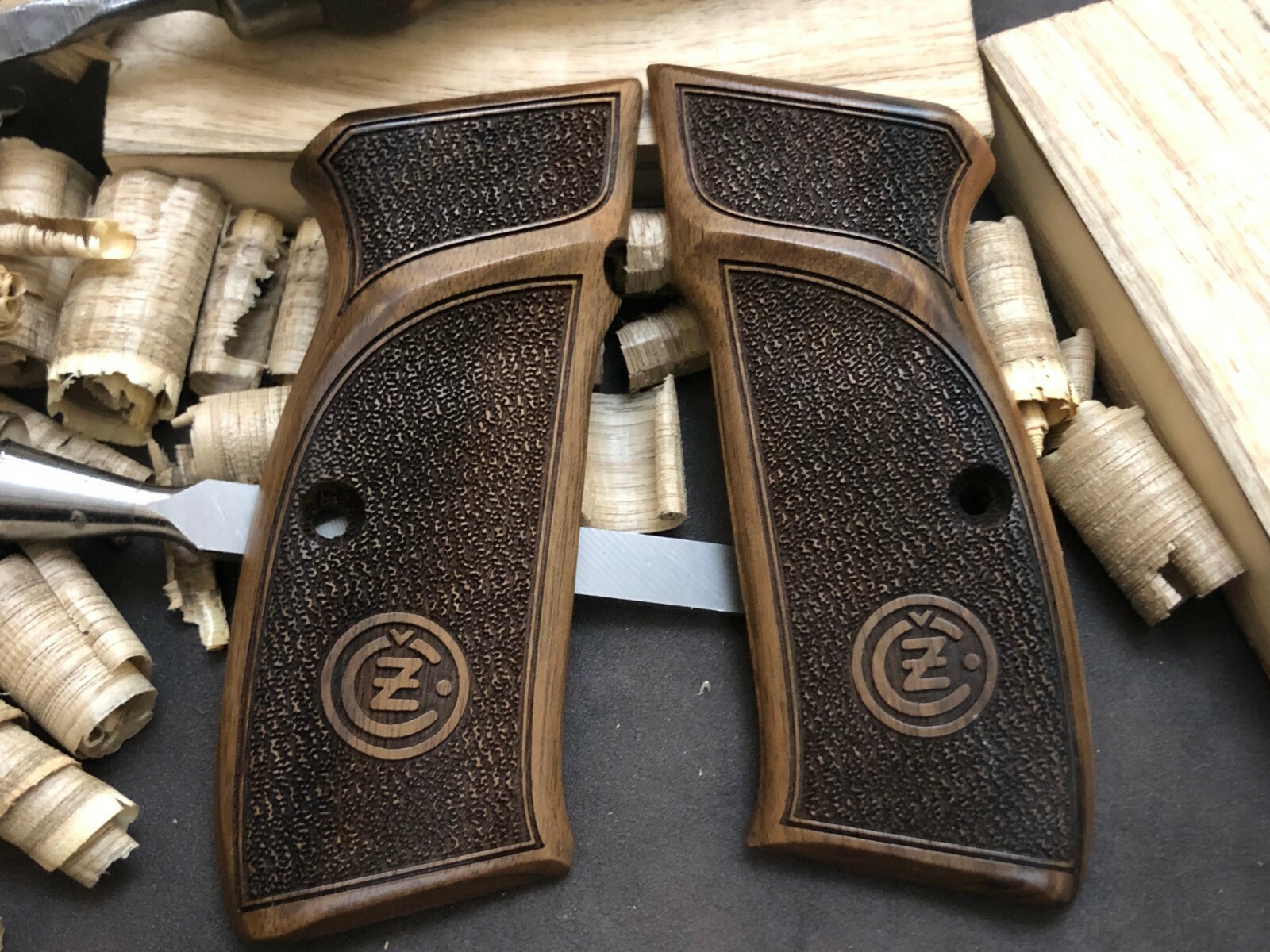 CZ 75B GRIFFE Pistole Türkische Nussbaumholzgriffe Handgefertigt Eine 314078346689