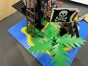 LEGO Pirates: Forbidden Island 6270 (Complete w/Manual and Minifigs)