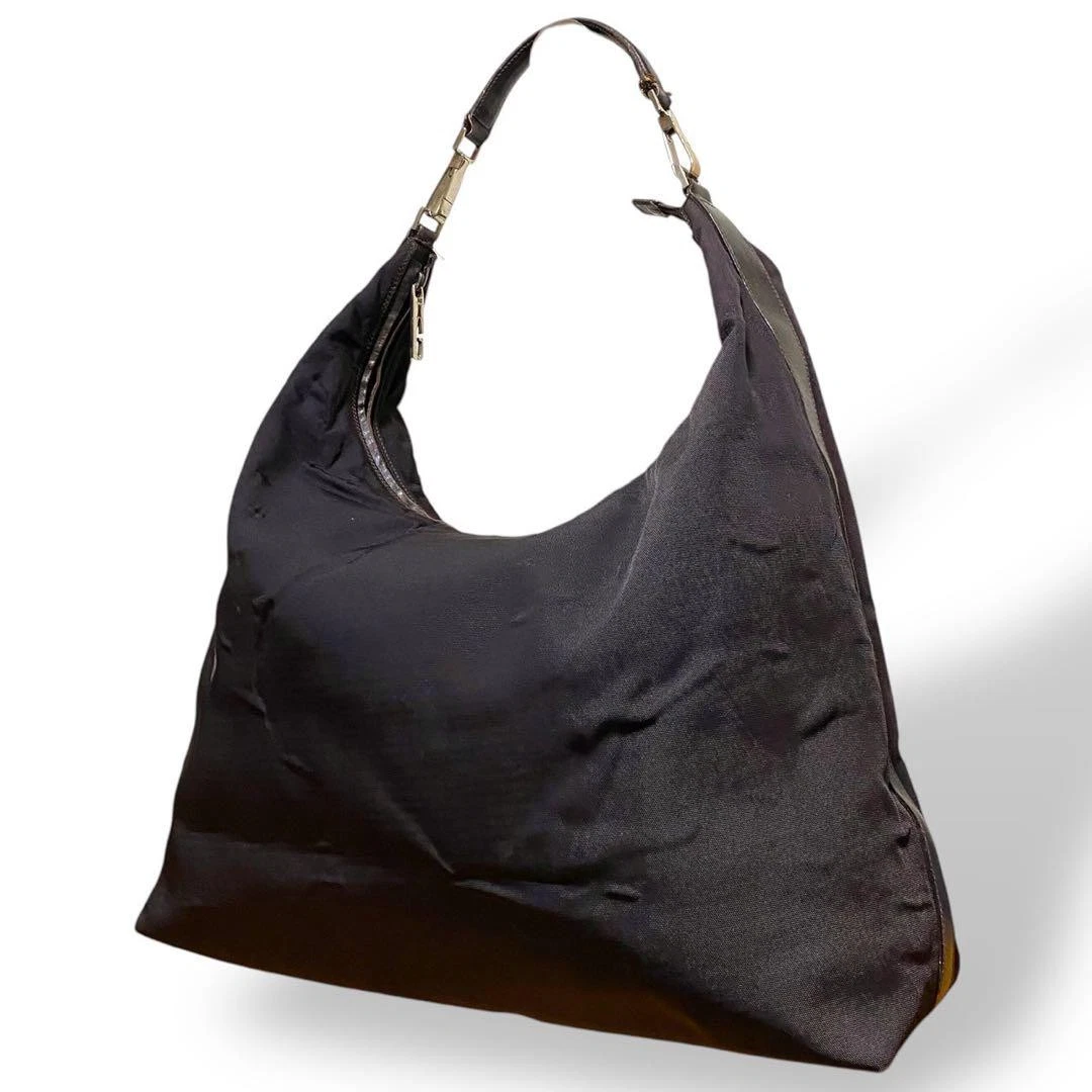 Gucci un sac à bandoulière nylon demi lune