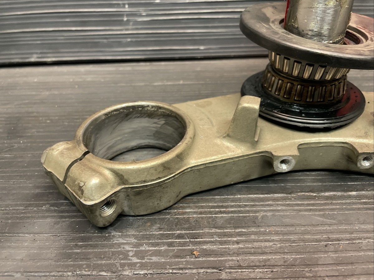 2002 Kawasaki Ninja ZX7R bottom triple tree, lower fork bridge