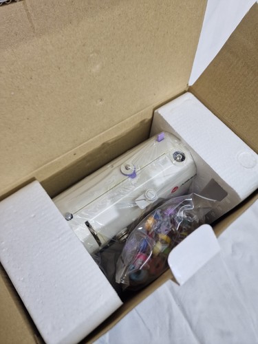 Mini Máquina de coser costuras pequeña principiantes nuevo a estrenar Narita - Imagen 2 de 5