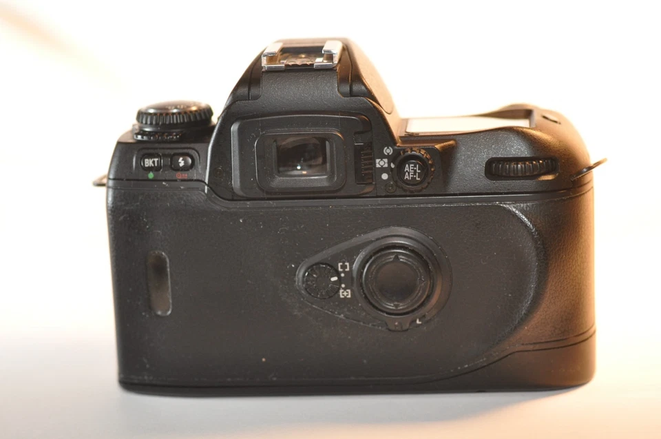 Cámara analógica Nikon N80 F-80 35 mm película SLR con baterías PROBADA EN FUNCIONAMIENTO SIN LENTE Foto 2 de 4