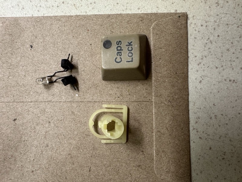 AMIGA 500 Samsung Keyboard Red Caps Lick Led + Key And Clip Used GC