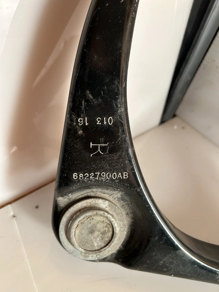 Dodge Ram 1500 2009-2018 brazo de control superior derecho e izquierdo OEM usado Mopar Foto 2 de 4