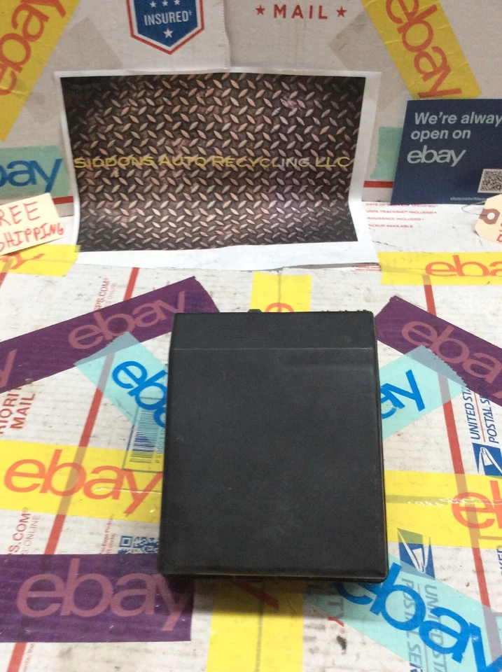 2004 2005 2006 2007 2008 MITSUBISHI GALANT * Cubierta de caja de fusibles Tapa de relé Borde superior * Foto 3 de 4