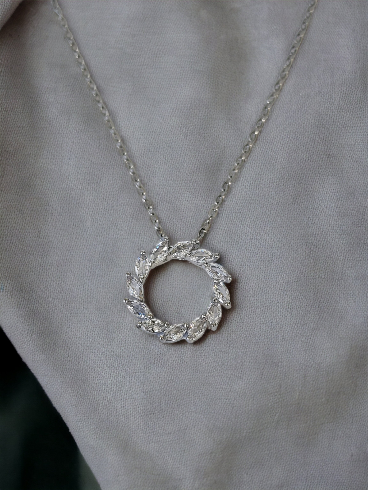 Collana con ciondolo a fiore tondo e zirconi