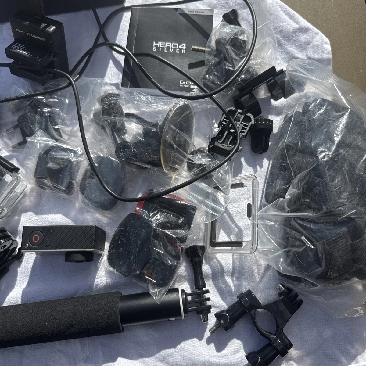 GoPro HERO4 Plateada con Muchos Accesorios, Incluye Cargador Doble GoPro