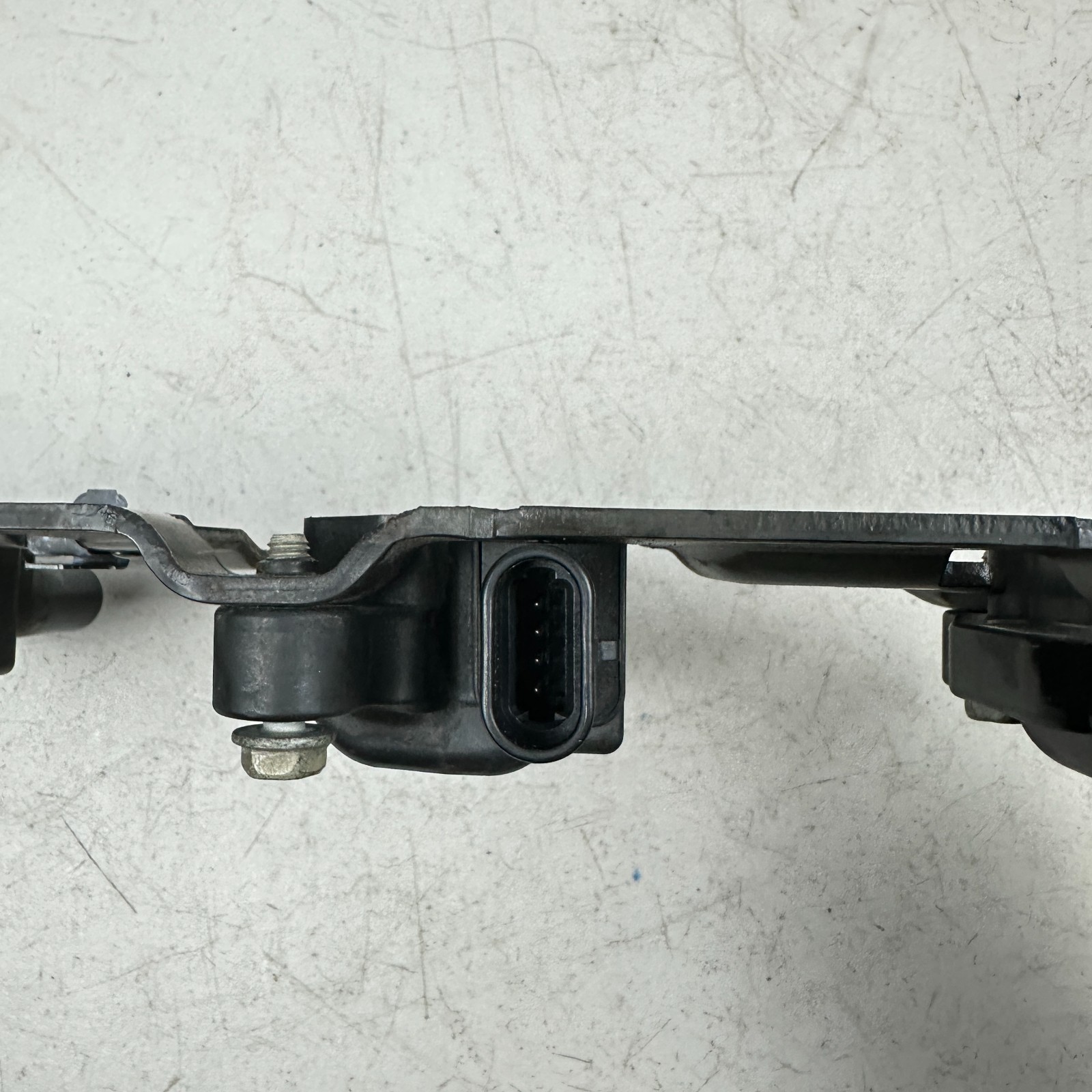 05-13 CORVETTE C6 6.0L V8 LEFT DRIVERS SIDE IGNITION COIL BRACKET ASSEMBLY OEM