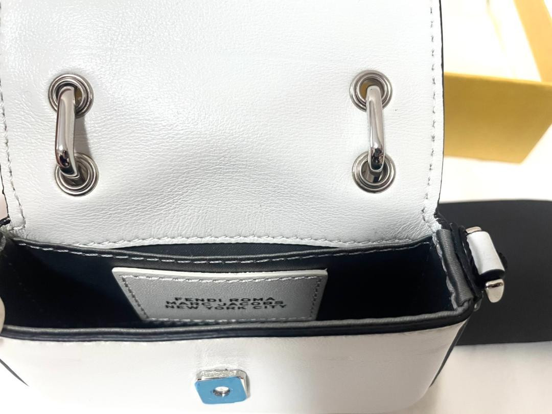 【新品未使用】FENDI MARC JACOBS Nano Baguette 白 Fendi by Marc Jacobs Nano Baguette Maxi Handle White Denim