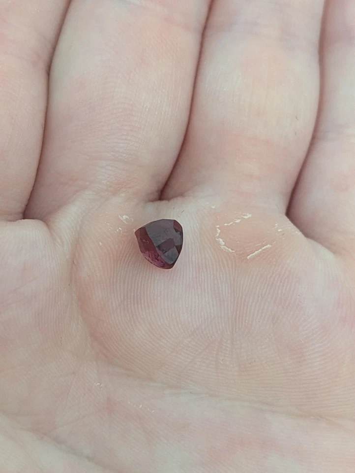 Turmalina roja oscura corte trillón suelto 1,17 quilates Foto 4 de 4