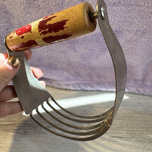 VINTAGE A & J DOUGH BLENDER WITH SLANTED BLADES & WOODEN HANDLE MADE IN THE USA - Picture 5 of 10