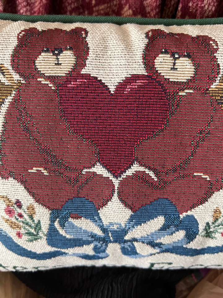 Almohada hecha a mano “Sisters are Forever” 13”x10” Foto 2 de 4