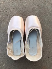 Bloch pointe shoes size 2 1/2 X, never used