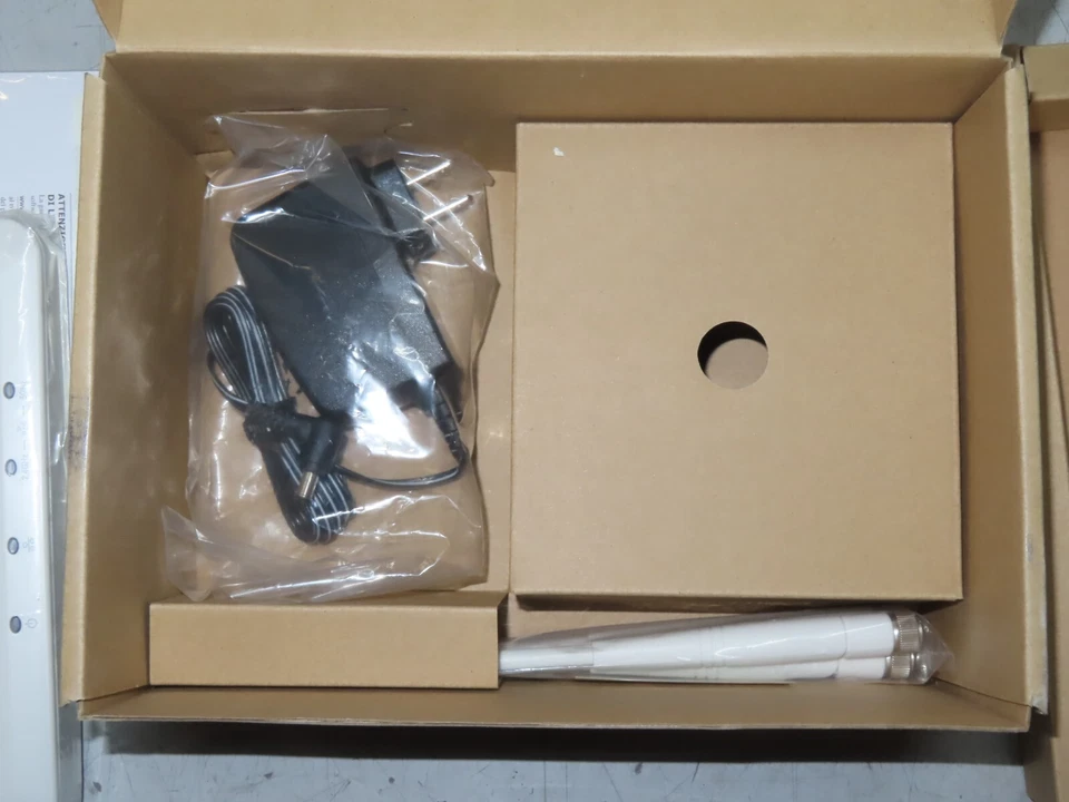 NEW HP J9467A V-M200 Single Radio Dual Band Access Point w/ Power & Antennas  - Image 3 of 3