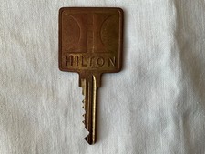 Ancienne grande clé d'hôtel Hilton en laiton de la chambre d'hôtel Lancaster #428