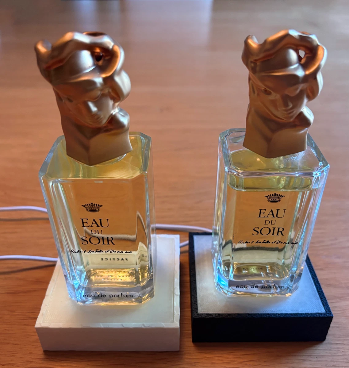 Lámpara de Mesa Retroiluminada con Frasco de Perfume de Colección (ficticio)