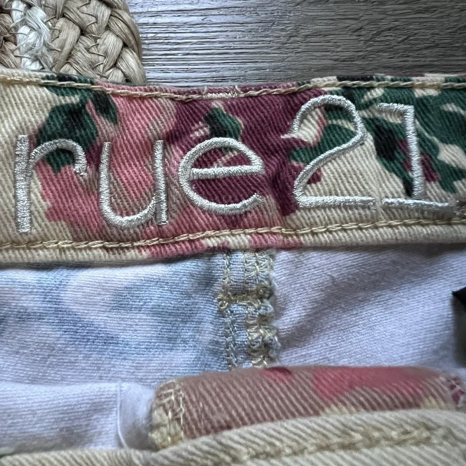 Pantalones Cortos RUE21 Estampado Floral Corte Encaje Foto 2 de 4